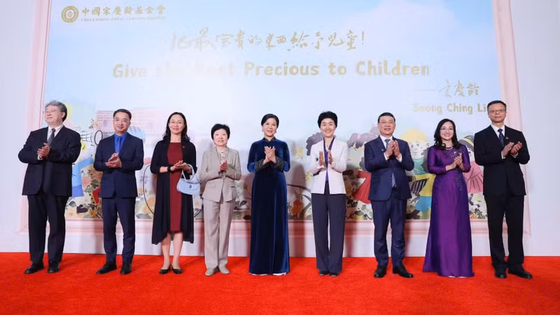 越共中央总书记、越南国家主席苏林的夫人吴芳璃和中国宋庆龄青少年科技文化交流中心代表合影。