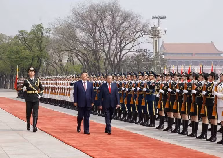 习近平总书记、国家主席与苏林总书记、国家主席检阅中国人民解放军仪仗队。