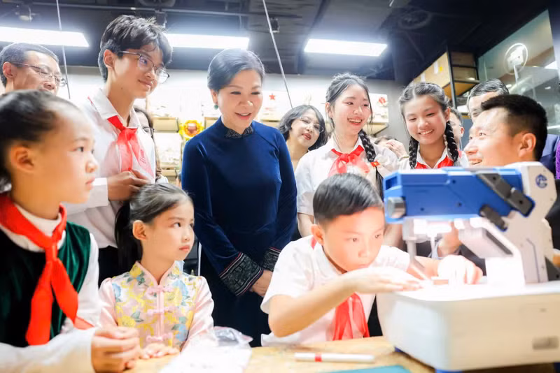 吴芳璃女士和参加“越南青年赴华红色研学之旅”的越南学生。