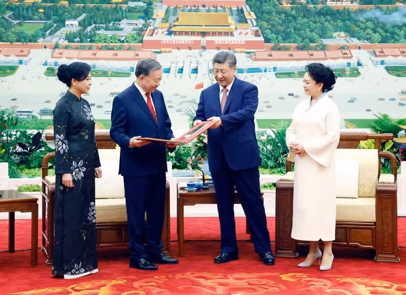 中共中央总书记、中国国家主席习近平和夫人向越共中央总书记、越南国家主席苏林和夫人赠送相册。