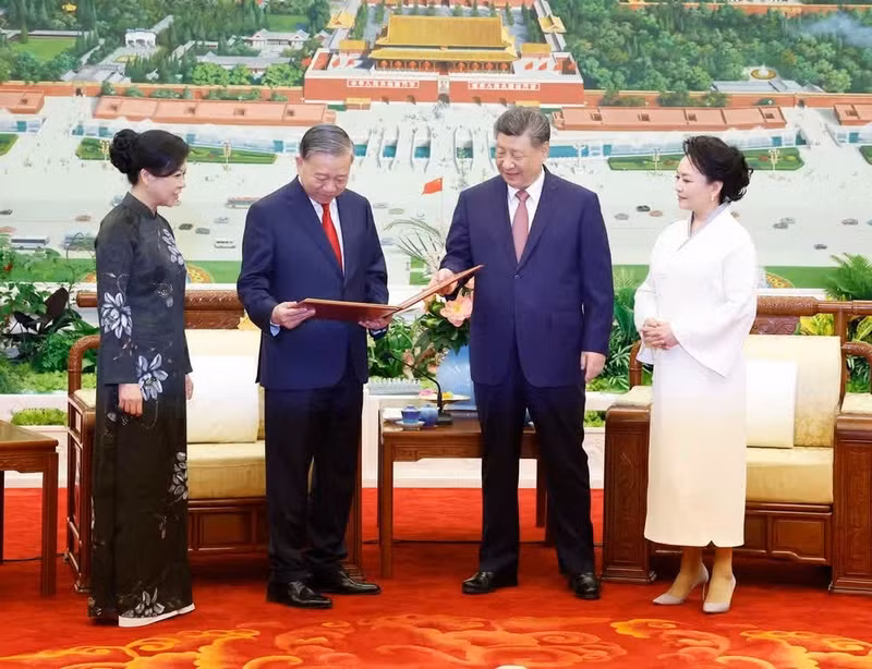 中共中央总书记、中国国家主席习近平和夫人向越共中央总书记、越南国家主席苏林和夫人赠送相册。