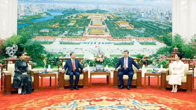 越共中央总书记、越南国家主席苏林和夫人同中共中央总书记、中国国家主席习近平和夫人进行茶叙。