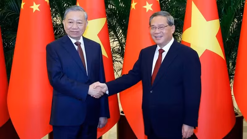 越共中央总书记、国家主席苏林会见中国国务院总理李强。（图片来源：越通社）