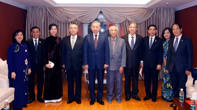 越共中央总书记、国家主席苏林和夫人会见越中友好人士、将领、专家家属。