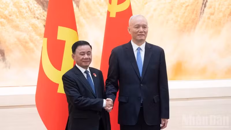 越共中央政治局委员、中央书记处常务书记陈锦秀和中共中央政治局常委、中央书记处书记，中央办公厅主任蔡奇。