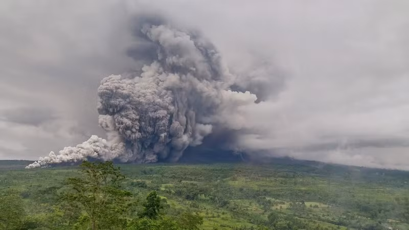 塞梅鲁火山于2025年11月9日爆发。（图片来源：越通社）