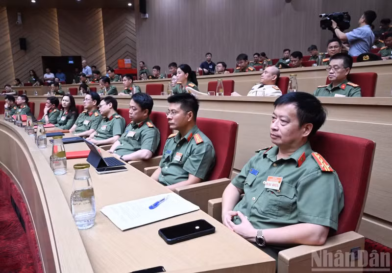 与会代表。