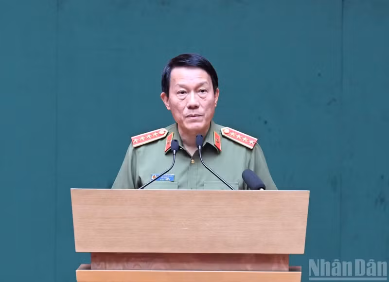 公安部部长梁三光大将在会议上发表讲话，