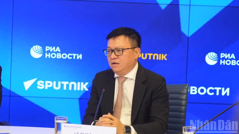 《人民报》总编辑黎国明发表讲话。