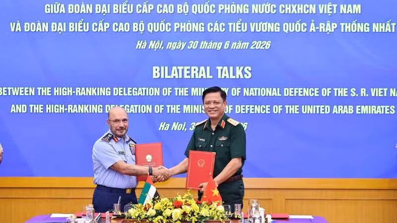 越南国防部与阿联酋国防部签署国防工业合作谅解备忘录。