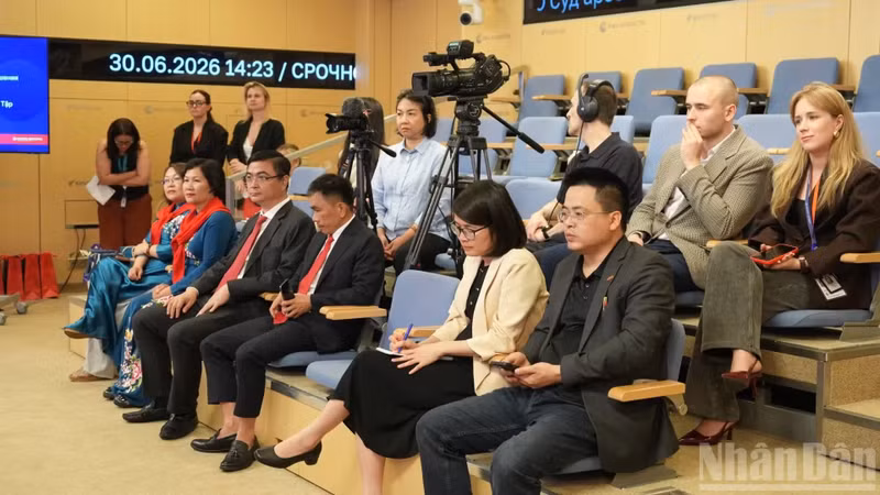 《人民报》工作代表团、《今日俄罗斯》媒体集团代表、越南驻俄罗斯大使馆干部出席仪式。