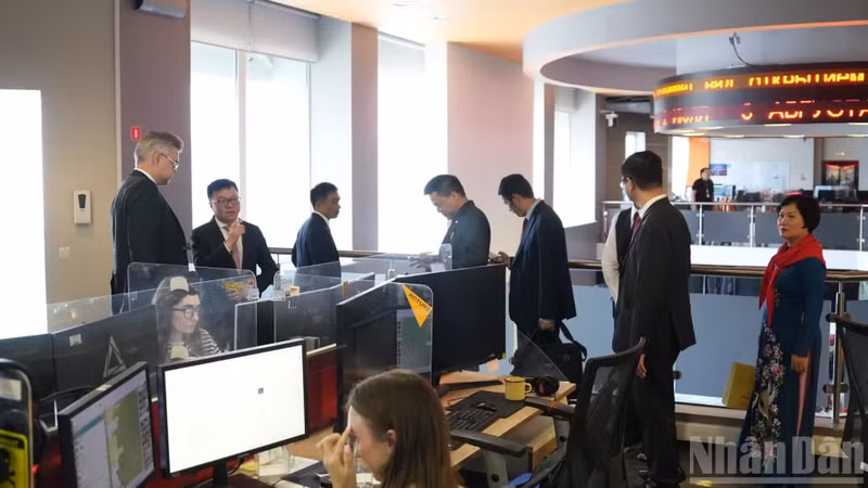 《人民报》工作代表团参观《今日俄罗斯》媒体集团总部。