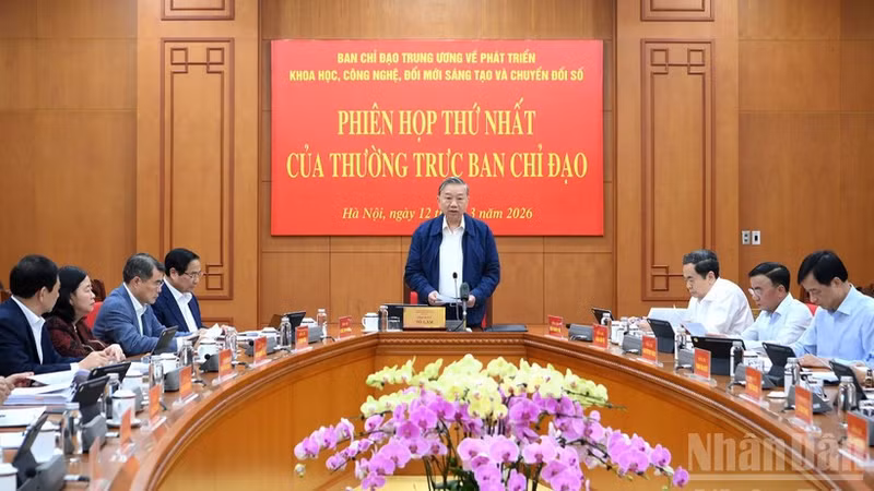 苏林总书记主持会议。