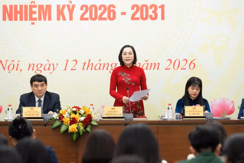 国会副主席阮氏青在新闻发布会上发表讲话。（图片来源：xaydungchinhsach.chinhphu.vn）