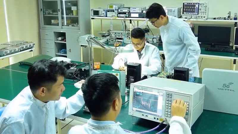 附图：Viettel的工程师团队负责设计和制造5G设备。