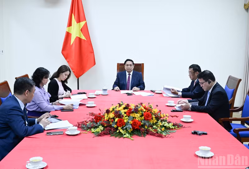 越南政府总理范明正与阿尔及利亚总理西菲·格里布电话场景。