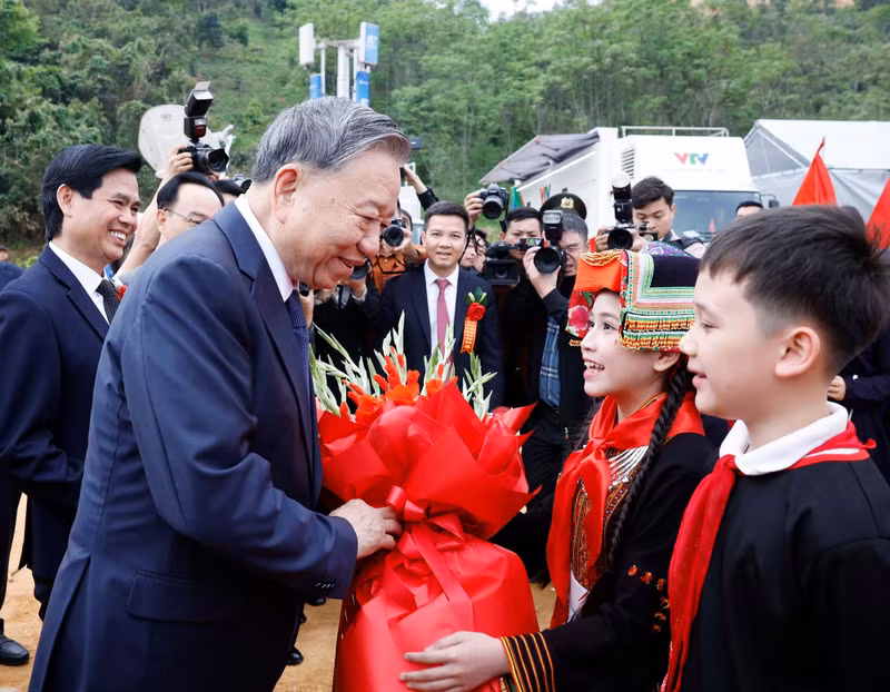 谅山省少数民族少儿向苏林总书记赠送鲜花，表示祝贺。