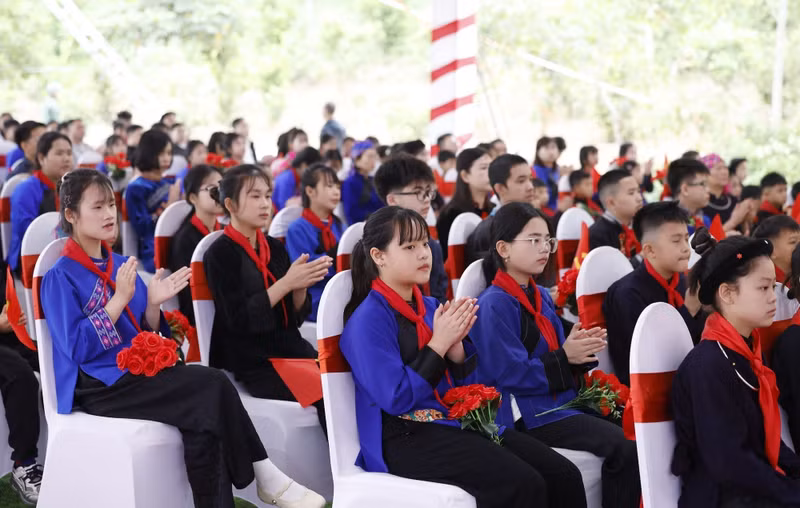 谅山省同登乡同登九年一贯制寄宿学校学生出席活动。
