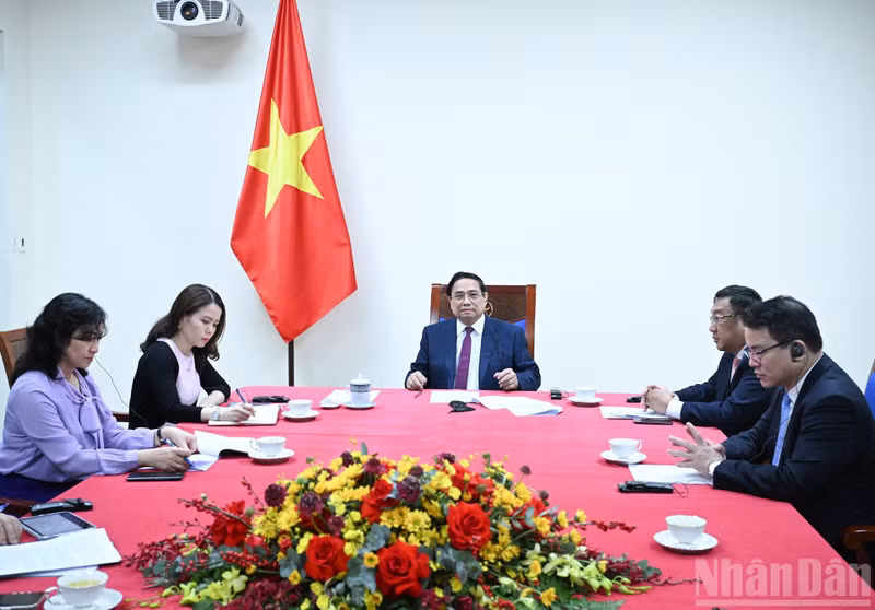 越南政府总理范明正与阿尔及利亚总理西菲·格里布电话。