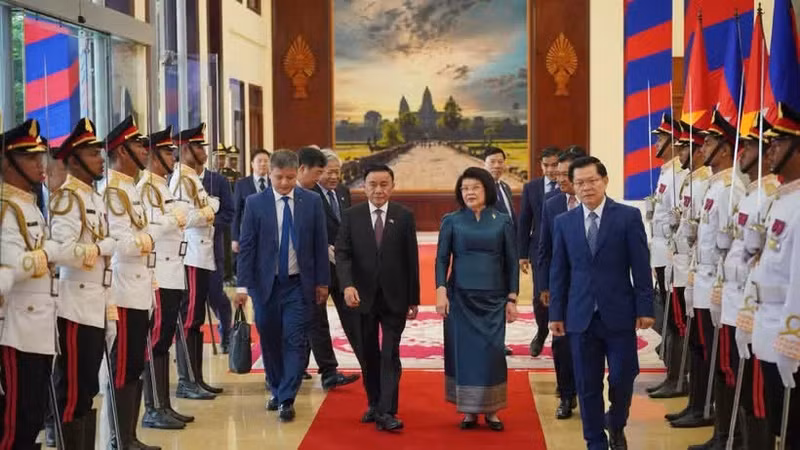 柬埔寨国会主席昆索达莉主持仪式，欢迎越共中央书记处常务书记陈锦秀访柬。