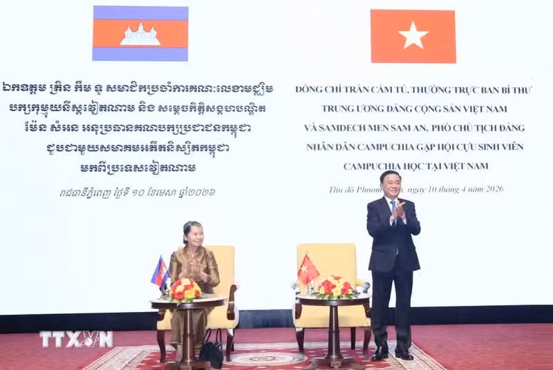 越共中央书记处常务书记陈锦秀和与柬埔寨人民党副主席、柬越友好协会主席梅森安出席见面会。（图片来源：越通社）