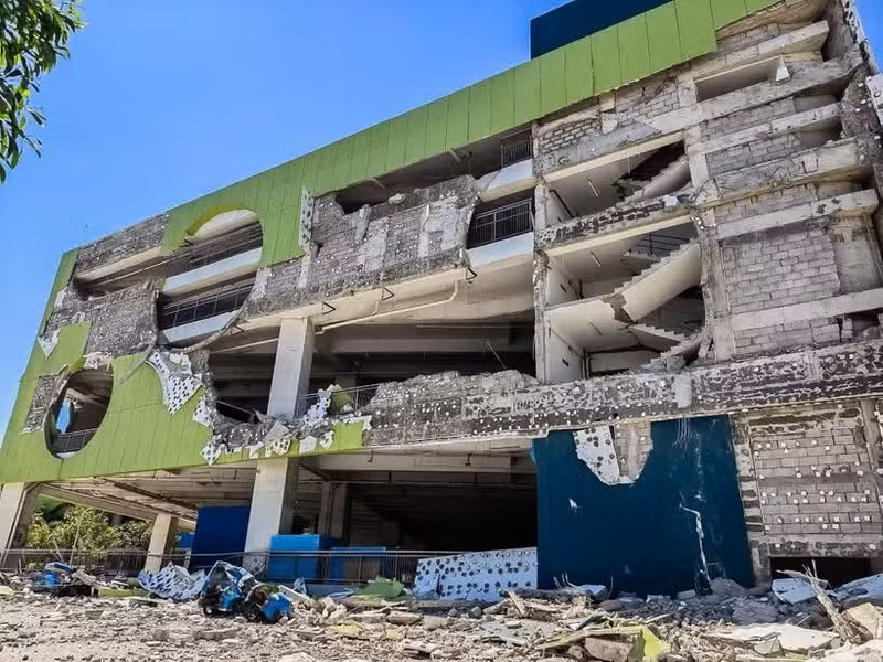 2026年6月8日，菲律宾将军市一栋建筑物在地震中严重受损。（图片来源：越通社）