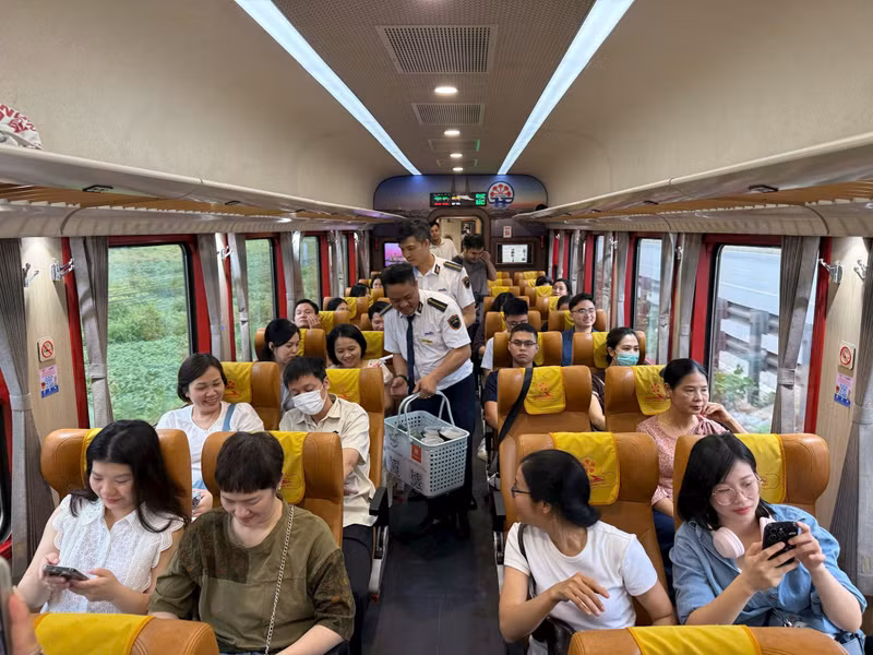 白梅医院的干部职工和医护人员体验专用列车。