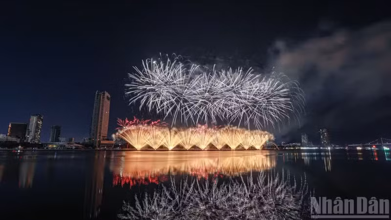 烟花点燃岘港天空。