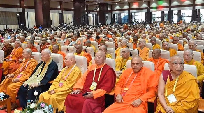 出席在胡志明市举行的2025年联合国卫塞节的各位代表。（图片来源：baomoi.com）