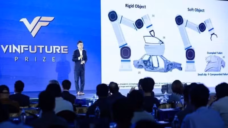 演讲者在Vinfuture活动上发表关于机器人和自动化的演讲。（图片来源：越通社）