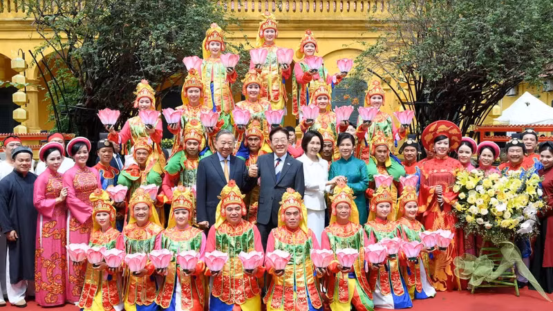 越共中央总书记、国家主席苏林和夫人吴芳璃，韩国总统李在明和夫人金惠京与艺术家们合影。
