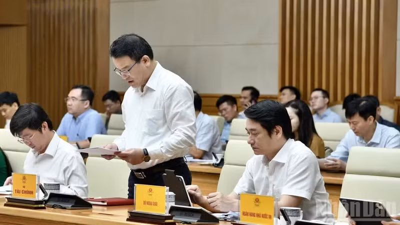 财政部领导发表讲话。