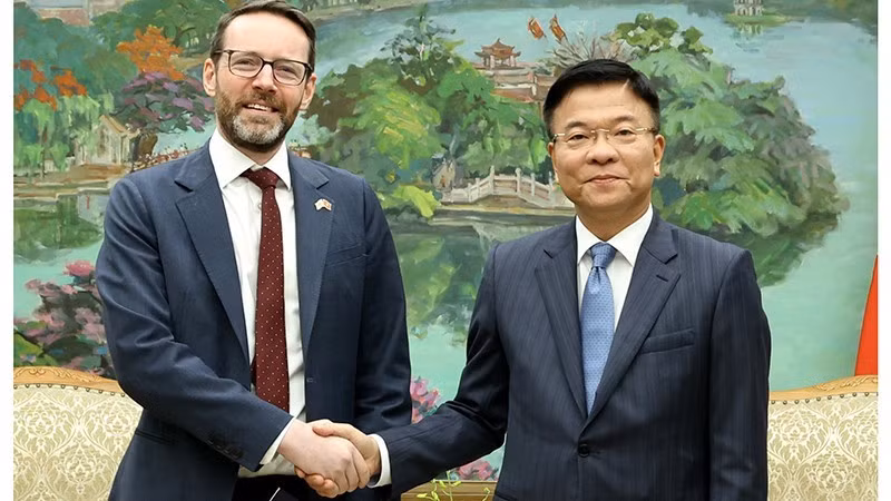 越南政府副总理黎成龙在河内会见英国驻越南大使伊恩·弗鲁。（图片来源：baochinhphu.vn）