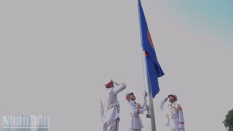 东盟旗升旗仪式在胡志明市白藤公园隆重举行。