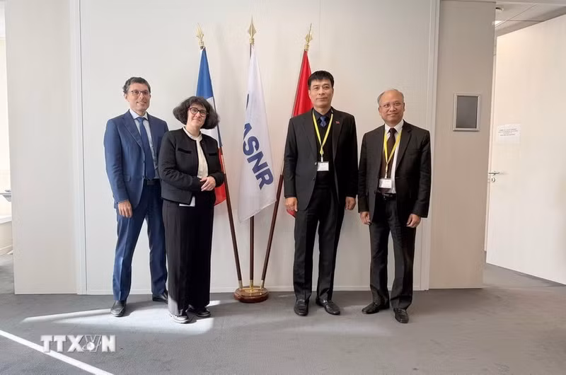 越南建设部副部长范明河、越南驻法国大使丁全胜和ASNR领导代表。（图片来源：越通社）