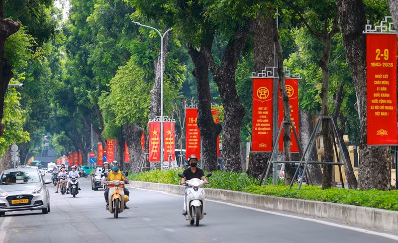 附图：庆祝九·二国庆的旗帜、横幅和标语布满了首都河内各条街道。