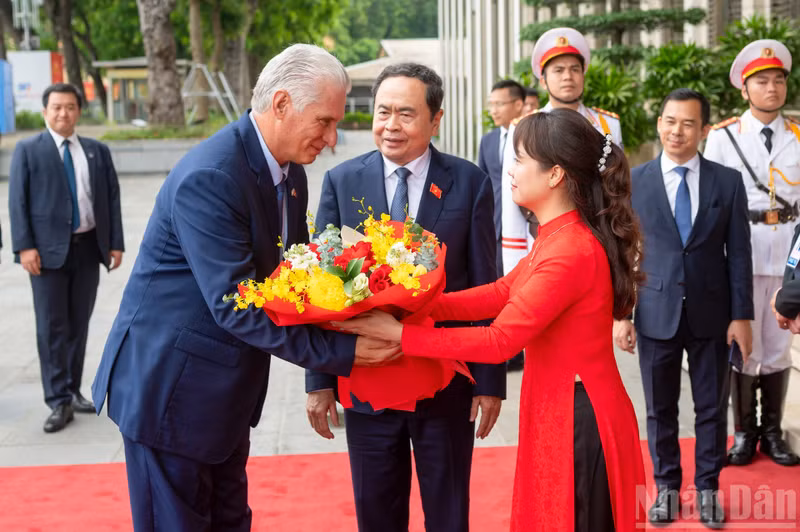 国会办公厅工作人员向古共中央第一书记、古巴国家主席迪亚斯-卡内尔赠送鲜花。