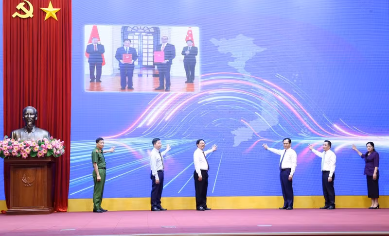 越南政府副总理胡国勇和各位代表启动农产品溯源系统。（图片来源：baochinhphu.vn）