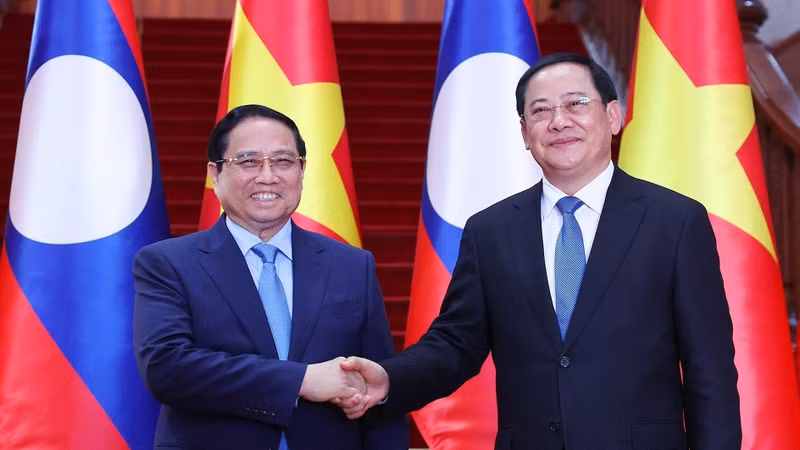 越南政府总理范明正会见老挝总理宋赛·西潘敦。