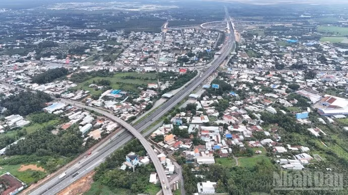 胡志明市—隆城–油椰高速公路经隆城乡的路段。
