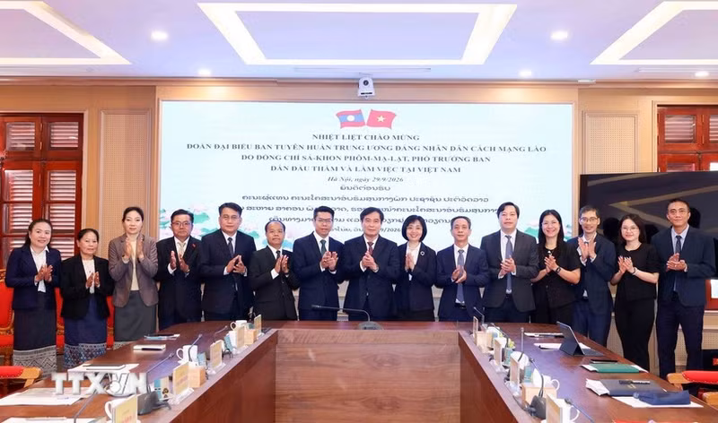 出席会谈的双方代表合影。（图片来源：越通社）