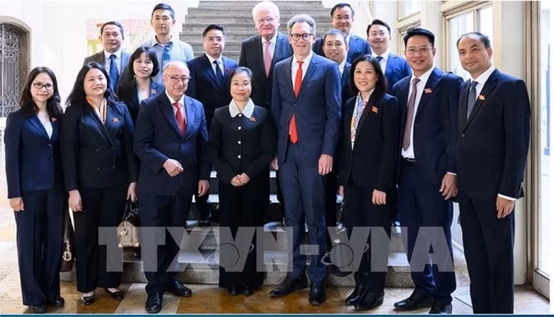 双方代表合影。（图片来源：bnews.vn）