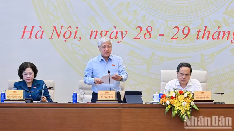 国会常务副主席杜文战发表讲话。