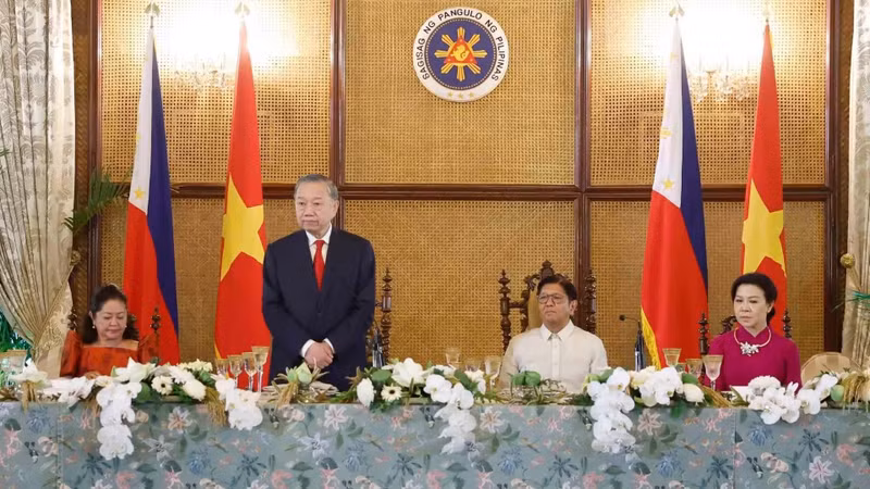 越共中央总书记、越南国家主席苏林在招待会上发表讲话。