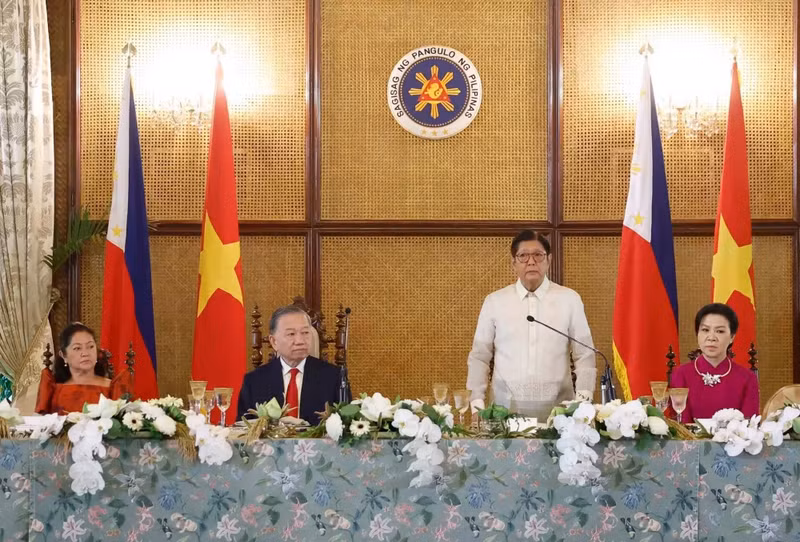 菲律宾共和国总统费迪南德·罗慕尔德兹·马科斯在招待会上发表讲话。