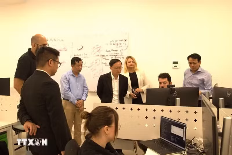 Qarakal Quantum公司代表向阮奇山大使介绍量子技术的潜在应用。（图片来源：越通社）