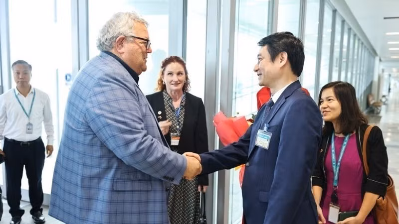 越南外交部副部长黎英俊欢迎新西兰议会议长格里·布朗利到访。