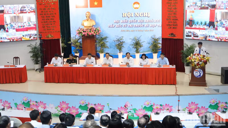 越南国会主席陈青敏在胡志明市会见选民。
