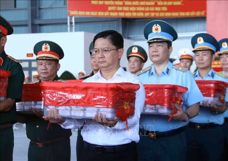 胡志明市人民委员会副主席阮孟强在烈士遗骸生物样本交接仪式上。（图片来源：越通社）
