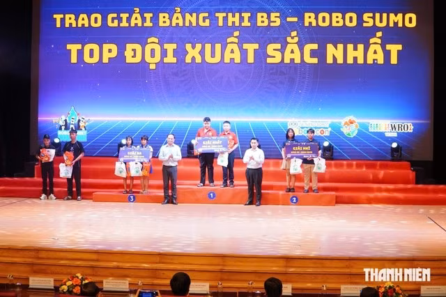 颁奖仪式。（图片来源：thanhnien.vn）